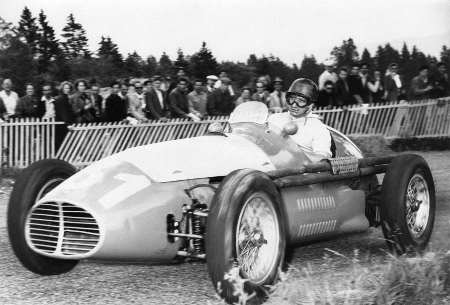Хуан Мануэль Фанхио после победы на Гран-при Великобритании, 1956 год.
Фото: AP Photo/Str