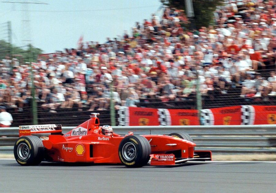 Болид Михаэля Шумахера на Гран-при Венгрии, 1998 год. Фото: EPA-PHOTO/EPA/Attila KISBENEDEK