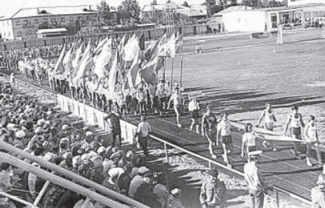 Участники олимпиады выходят на стадион "Урожай"