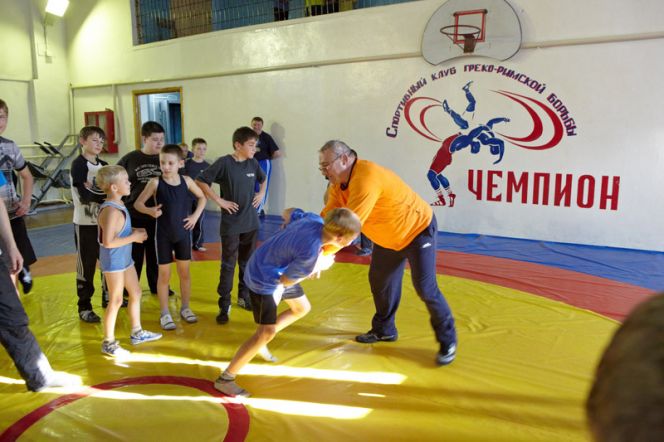 Олимпийский чемпион по греко-римской борьбе Сурен Налбандян провёл мастер-класс в Новоалтайске.